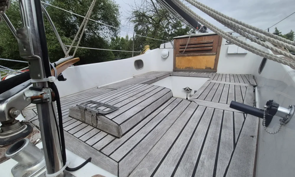Cockpitansicht einer gebrauchten Neptun 22 mit Teakdeck