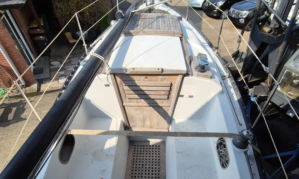 Cockpit eines Neptun 27 Segelboots – gebraucht und gepflegt