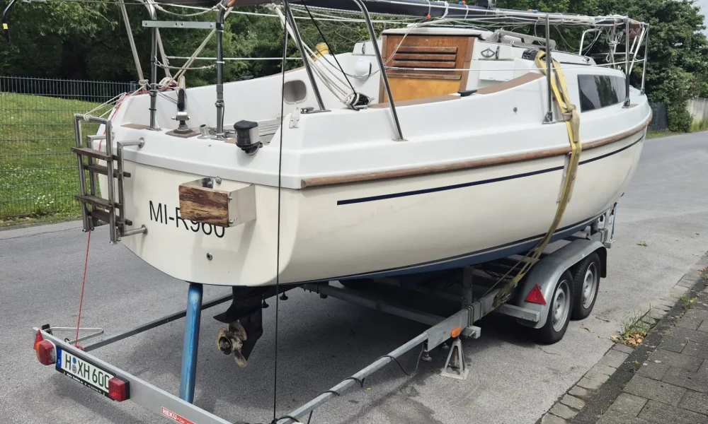 Heckansicht der Neptun 22 auf Trailer mit Hubdach und Rigg