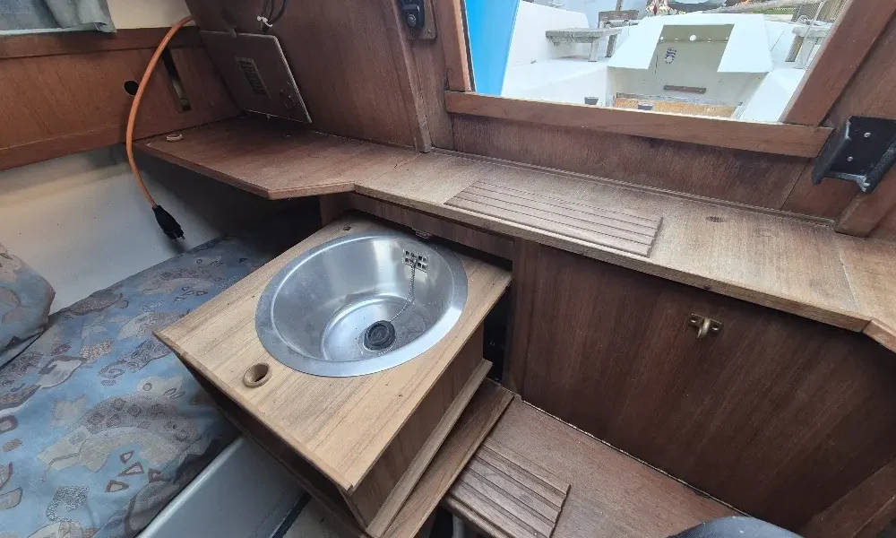 Neptun 20 Segelboot mit ausziehbarer Spüle im Innenraum