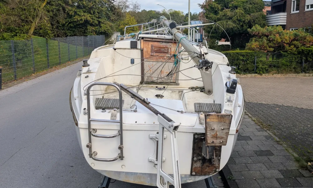 Neptun 20 auf Trailer von hinten mit Badeleiter, Ruderblatt und Motorhalterung