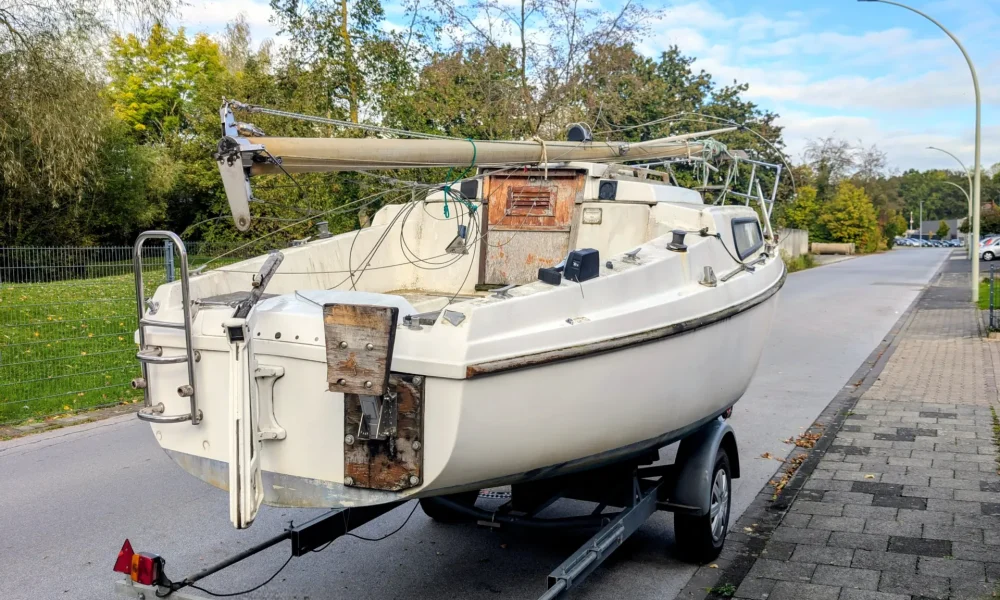 Neptun 20 Segelboot auf Trailer, Blick von schräg hinten auf Plicht und gelegten Mast