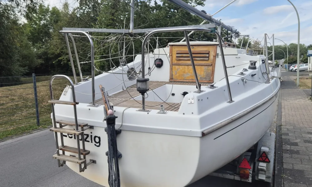 Neptun 22 Backdecker Segelboot kaufen – Bugansicht mit Hubdach auf Trailer
