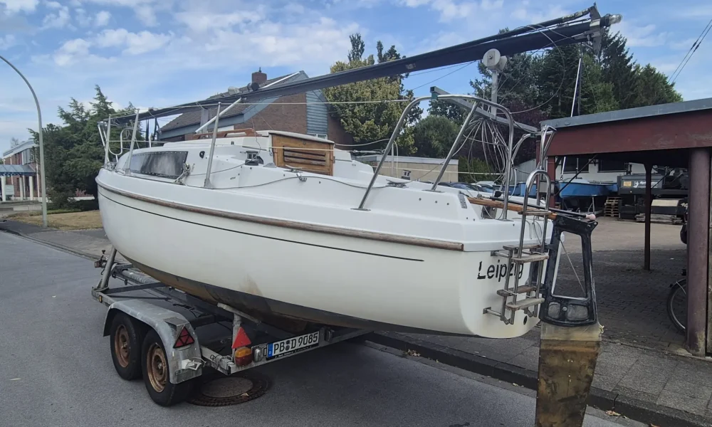 Neptun 22 Backdecker Segelboot kaufen – Heckansicht mit Badeleiter und Ruder