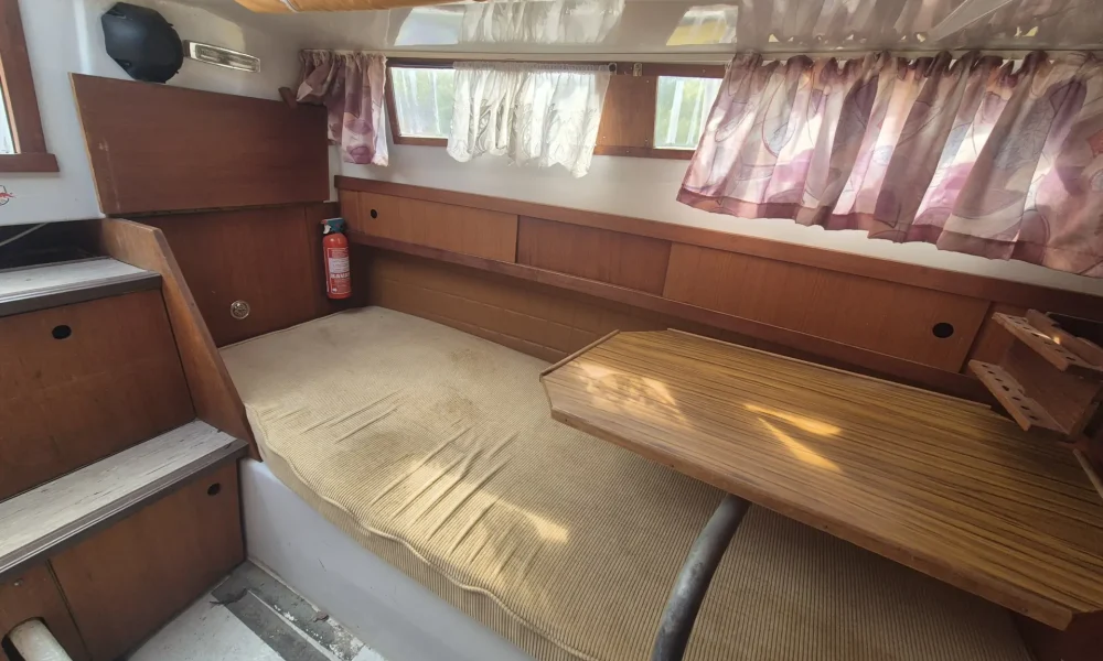 Neptun 22 Backdecker Segelboot kaufen – Innenraum mit Koje und Stauraum
