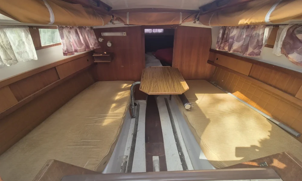 Neptun 22 Backdecker Segelboot kaufen – Innenraum mit Tisch und Langkoje