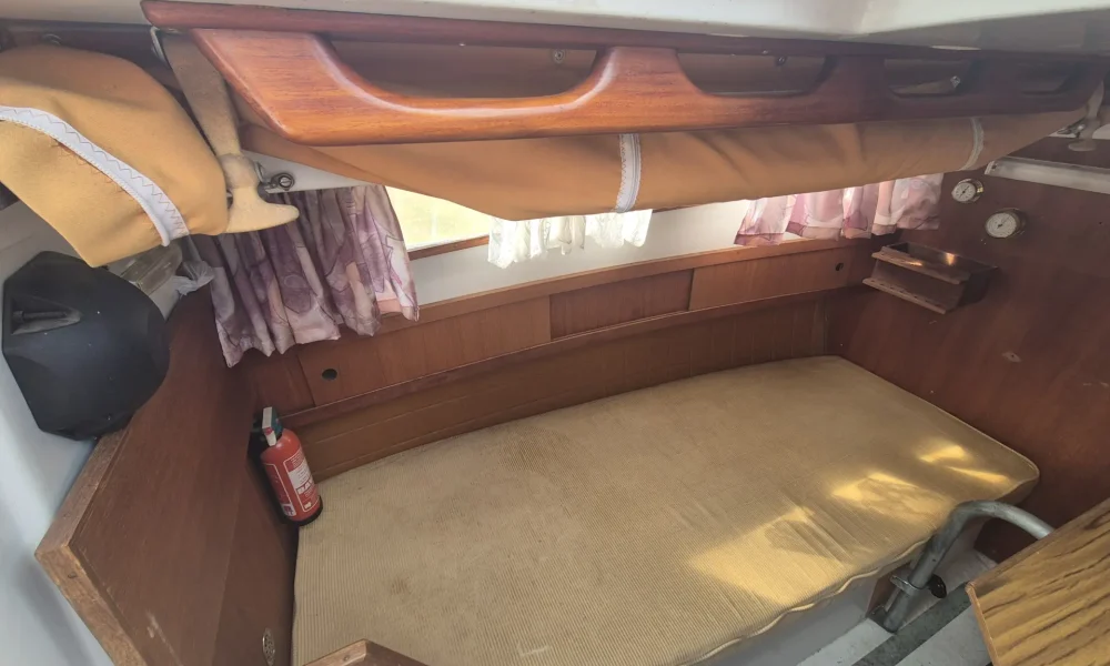 Neptun 22 Backdecker Segelboot kaufen – Innenraum mit Seitenkoje