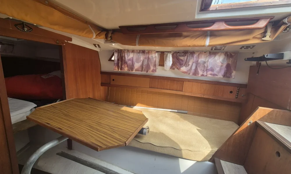 Neptun 22 Backdecker Segelboot kaufen – Innenraum mit Sitzgruppe und Koje