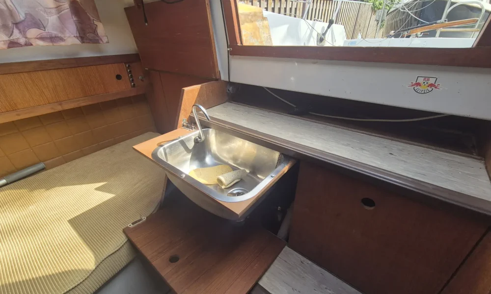 Neptun 22 Backdecker Segelboot kaufen – Pantry mit Spüle im Niedergang