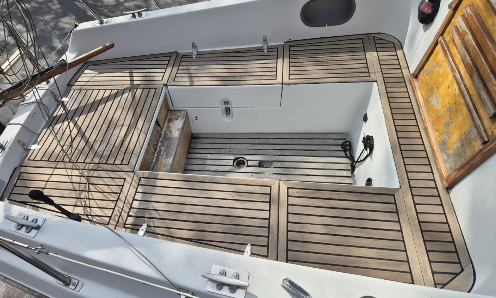 Neptun 22 Backdecker Segelboot kaufen – Cockpit mit Teak-Plicht und Stauraum