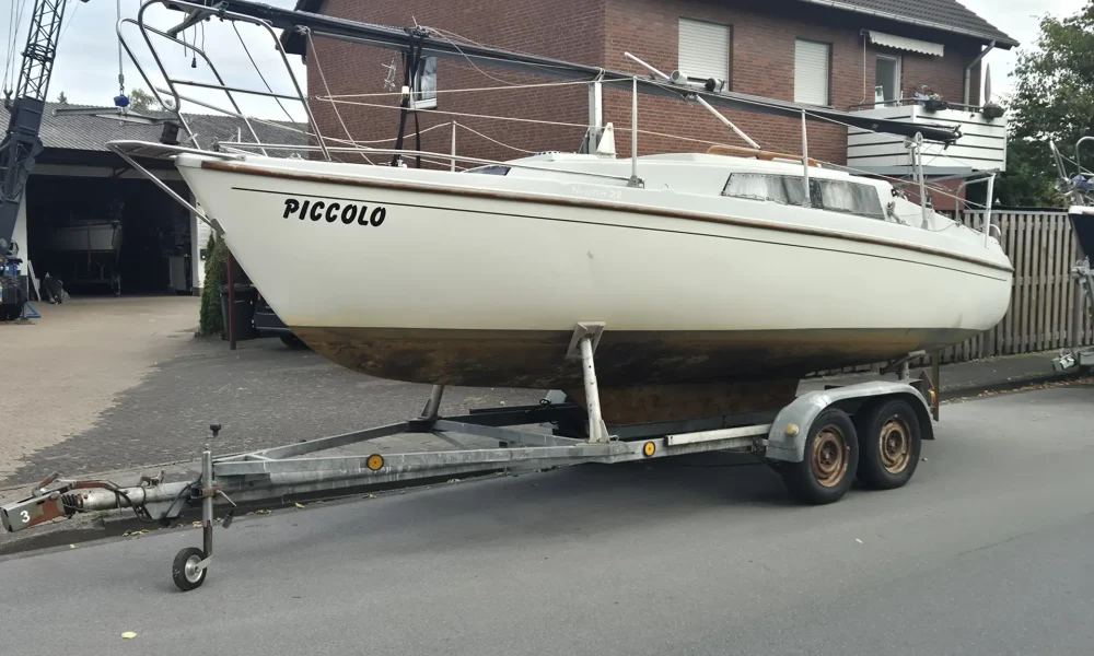 Neptun 22 Backdecker Segelboot kaufen – Seitenansicht mit Hubdach auf Trailer