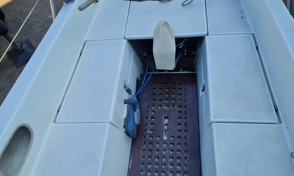 Segelboot Neptun 22 Plicht von oben mit Holzbodenrost, Steueranlage und Backskisten