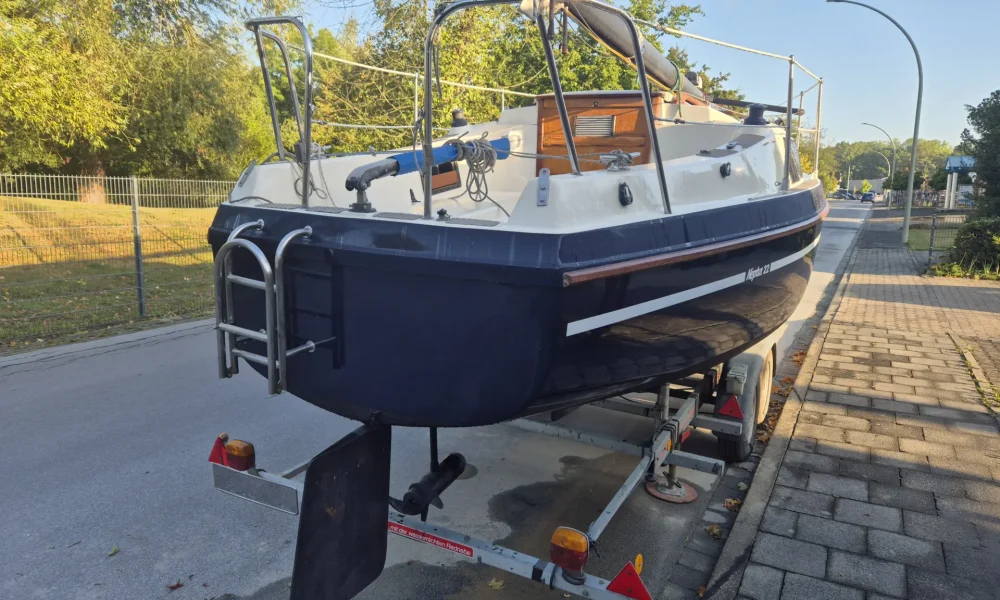 Neptun 22 Gebrauchtboot Baujahr 1991 mit Hubdach, Trailer und Badeleiter