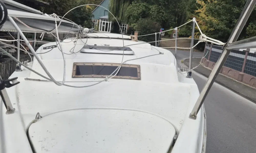 Vorschiff der Neptun 22 Kielschwerter mit Hubdach und Ankerkasten – Segelboot kaufen