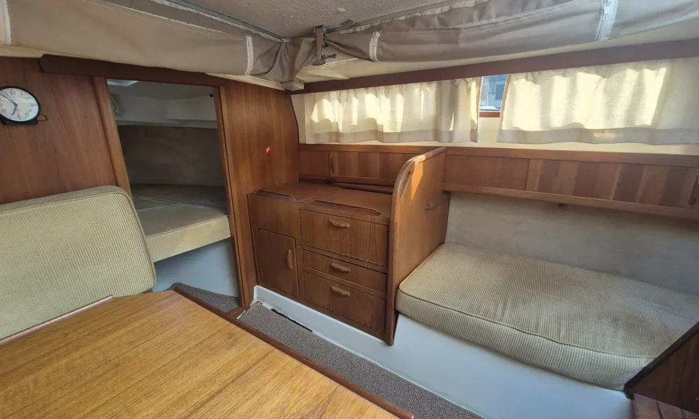 Innenansicht der Neptun 22 mit Pantry und Sitzbank