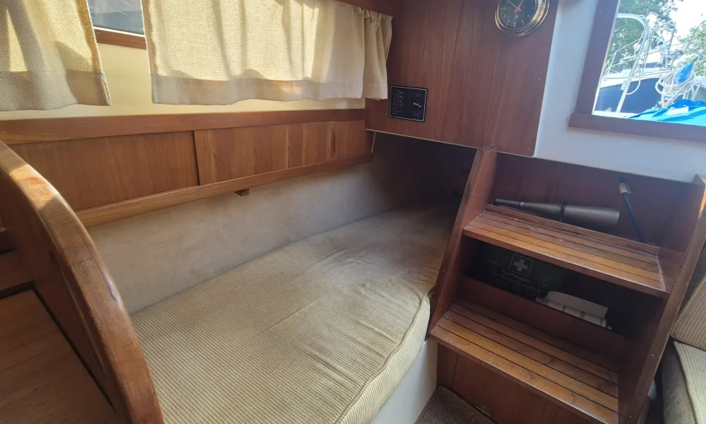 Seitenkoje im Innenraum der Neptun 22 Segelyacht