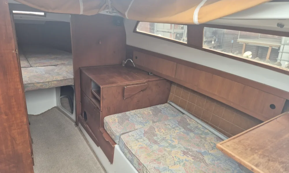 Kajüte der Neptun 22 Kielschwerter mit Langkoje, Pantry und WC-Raum