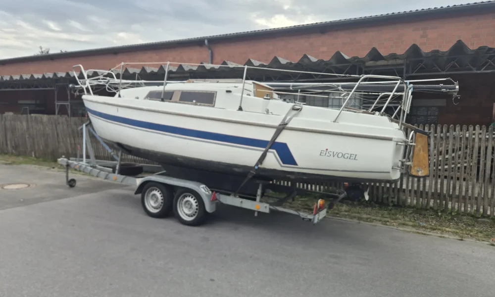 Neptun 22 Segelboot Eisvogel auf Tandem-Trailer