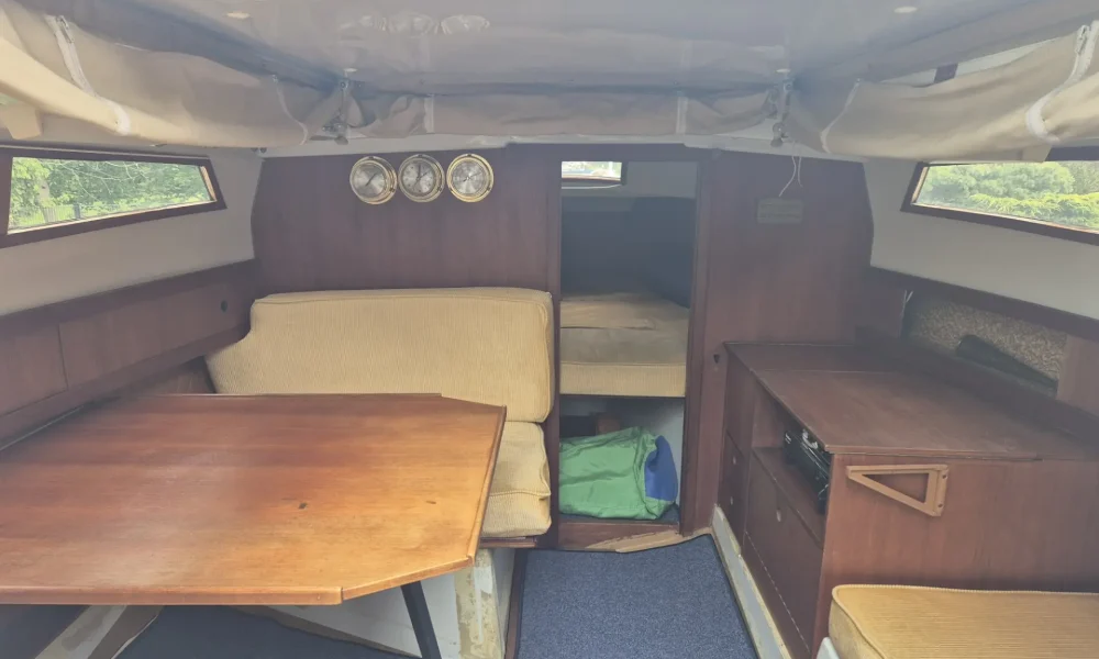 Innenansicht des Segelboots Neptun 22 mit Dinette und Blick ins Vorschiff – Segelboot gebraucht kaufen