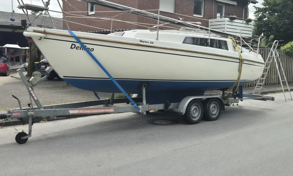 Seitenansicht der Neptun 22 mit Hubdach auf Trailer – Segelboot kaufen