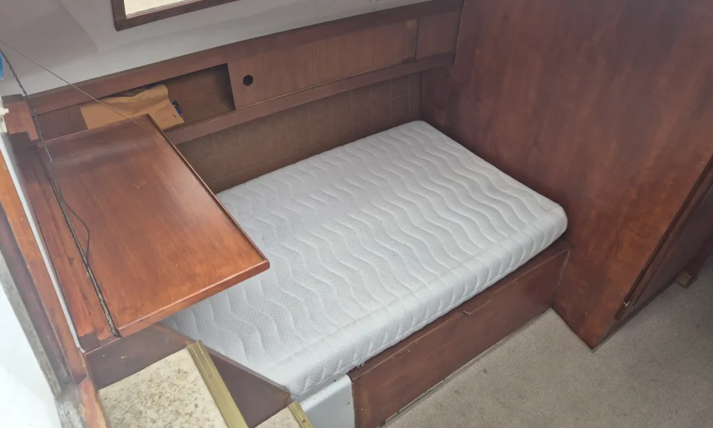 Neptun 22 Segelboot Langkoje – gemütliche Koje an Steuerbordseite mit Matratze.