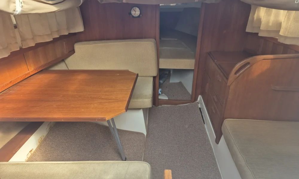 Neptun 22 Baujahr 1991 Segelboot – Dinette mit Klapptisch und Polstern