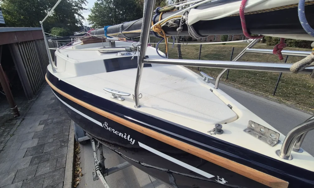 Neptun 22 Segelboot Baujahr 1991 – Vorschiff mit Reling und stabiler Decksfläche