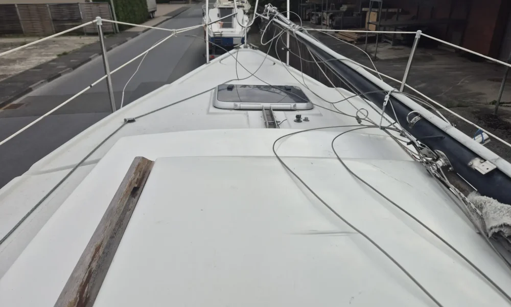 Vorschiff der Neptun 22 Segelyacht mit Hubdach und gelegtem Mast auf Trailer