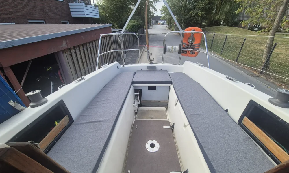 Neptun 23 Segelboot kaufen – Cockpit mit grauen Plichtpolstern und Reling