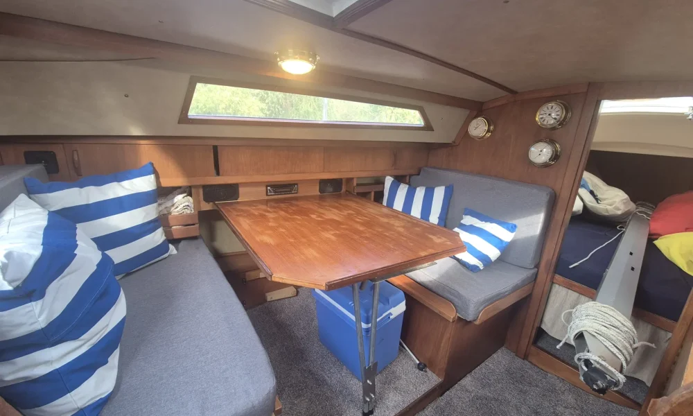 Neptun 23 Segelboot kaufen – Dinette Sitzgruppe mit Holztisch im Salon