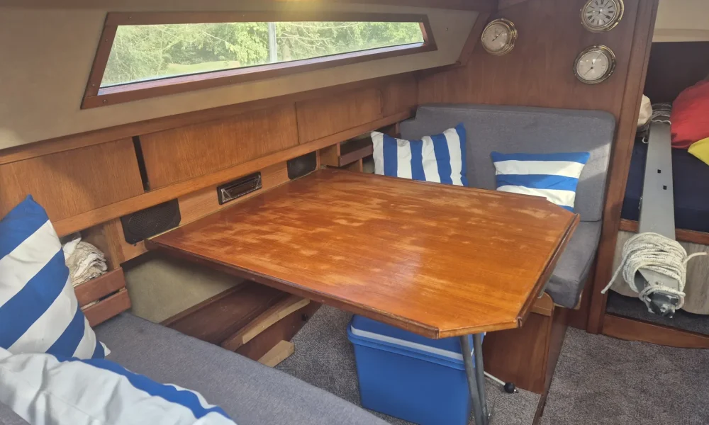 Neptun 23 Segelboot kaufen – Innenansicht Sitzgruppe mit Tisch