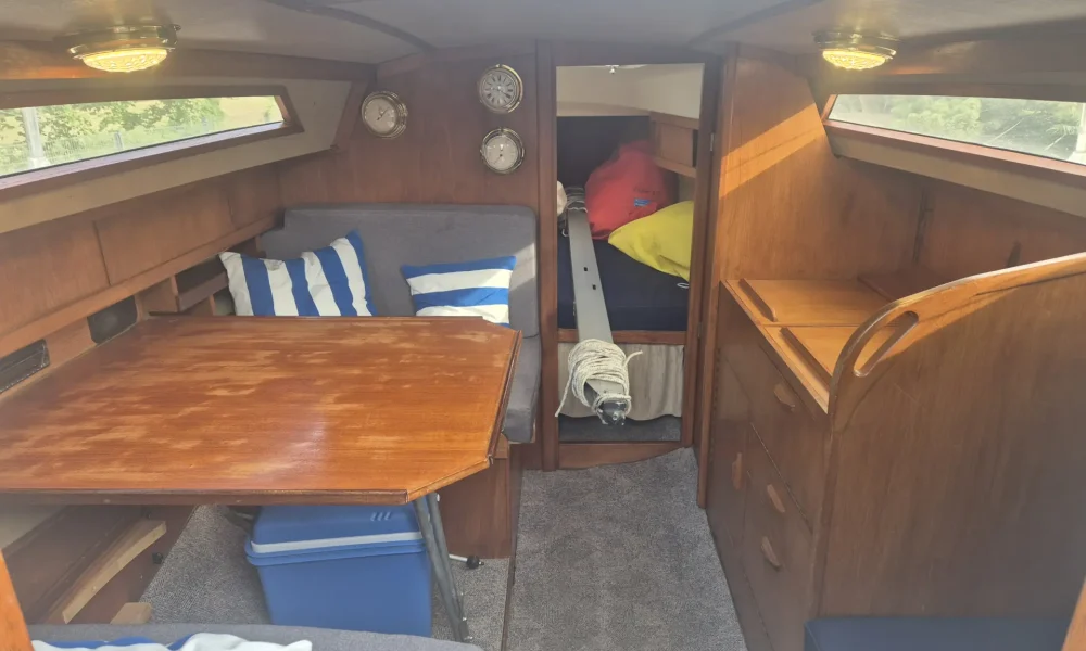 Neptun 23 Segelboot kaufen – Innenraum mit Tisch und Langkoje