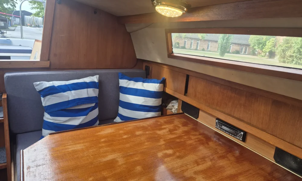Neptun 23 Segelboot kaufen – Sitzgruppe mit Tisch und Kissen im Salon