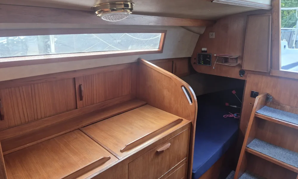 Neptun 23 Segelboot kaufen – Pantry mit Stauraum und Blick zum Niedergang