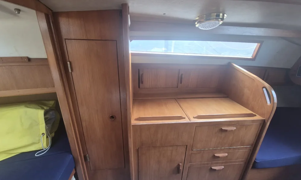 Neptun 23 Segelboot kaufen – Pantry mit Stauraum und Arbeitsfläche