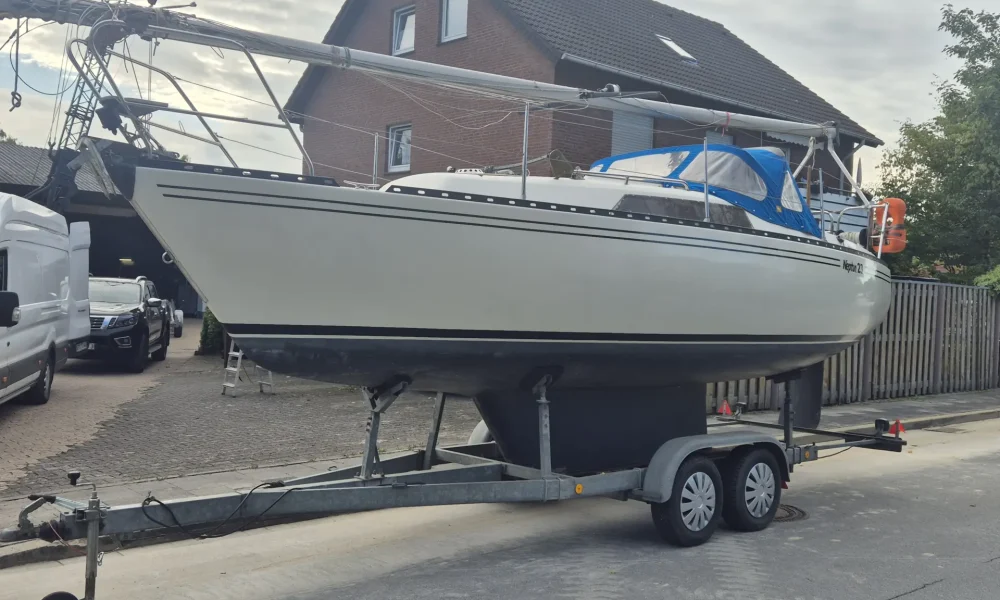 Neptun 23 Segelboot kaufen – Bugansicht auf Trailer Baujahr 1984