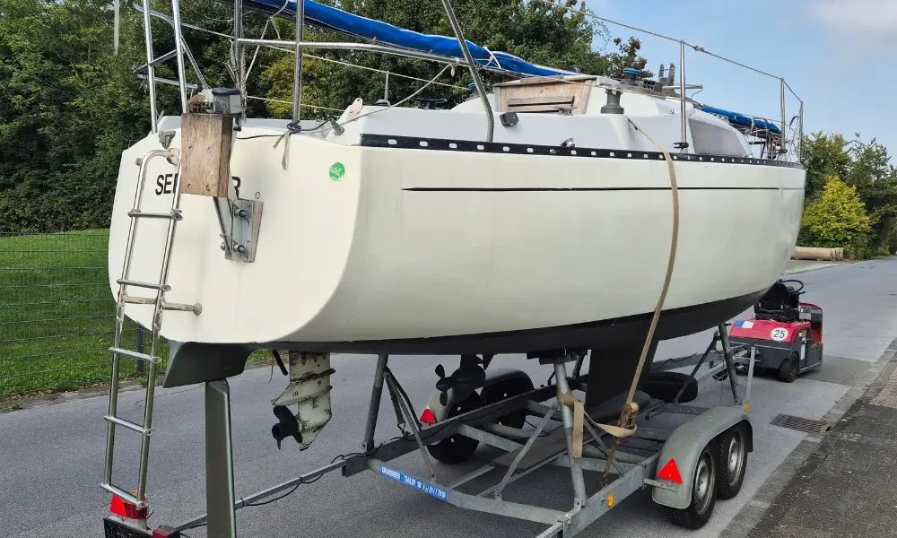 Heckansicht Segelboot Neptun 27 mit Motorhalterung und Badeleiter