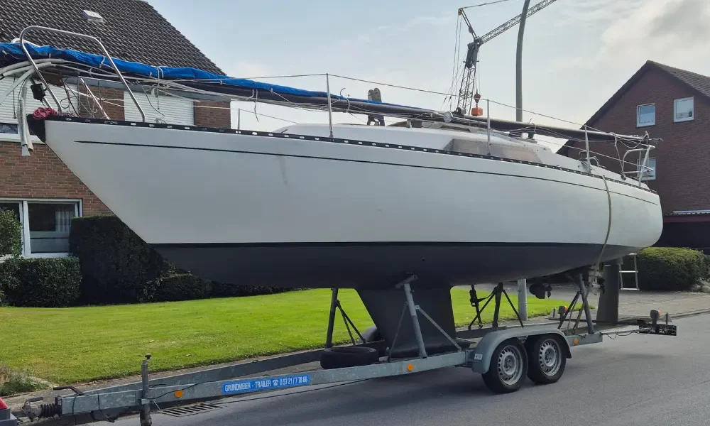 Segelboot Neptun 27 von vorn mit Kurzkiel auf Trailer