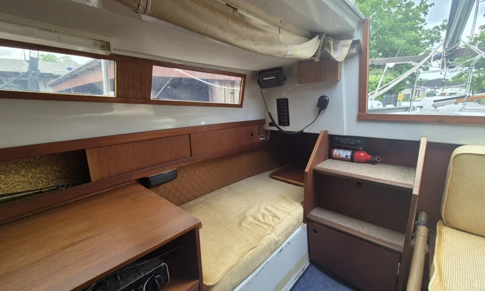 Innenansicht der Neptun 22 mit Raymarine Funkanlage und Steuerpanel