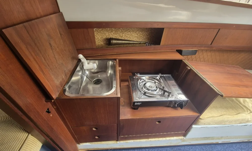 Kompakte Pantry mit Edelstahl-Spüle und Gaskocher der Neptun 22 Kielschwerter (Gebrauchtboot)
