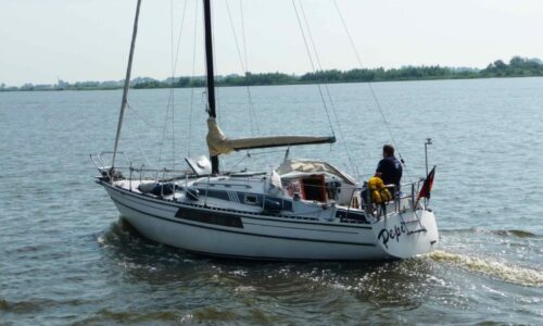 Segelboot Neptun 31 mit Radsteuerung auf dem Wasser