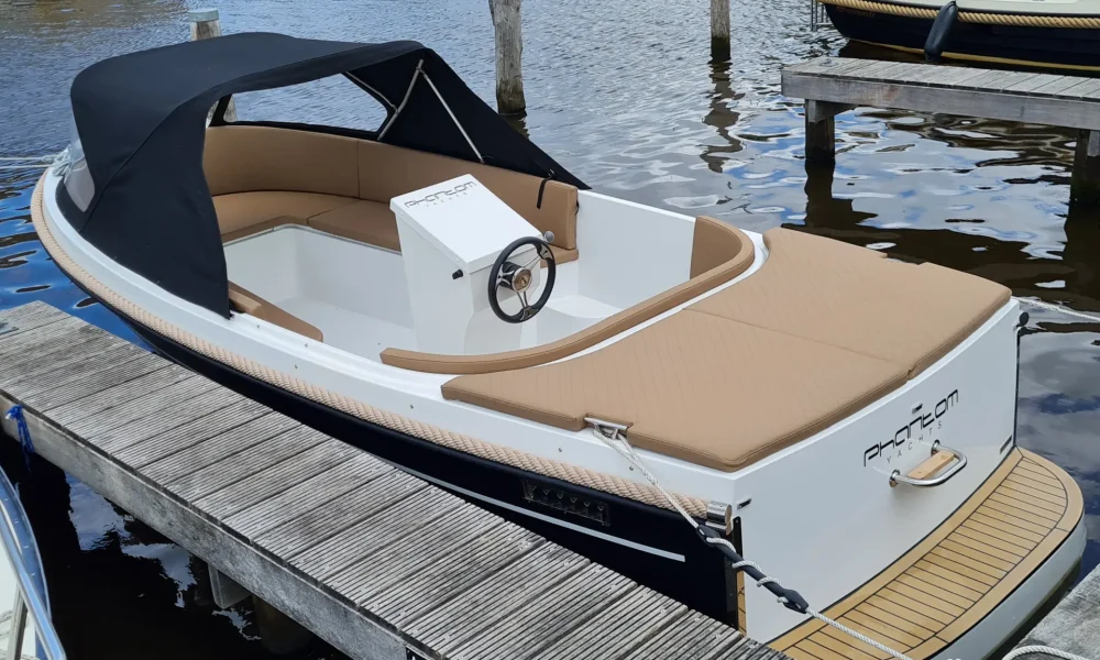 Sundeck auf dem Motorschacht der Phantom 570 Cruise mit Teak-Badeplattform