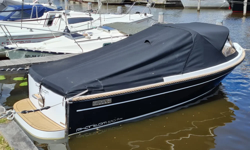 Phantom 570 Cruise mit geschlossener Persenning – Motorboot im Wasser