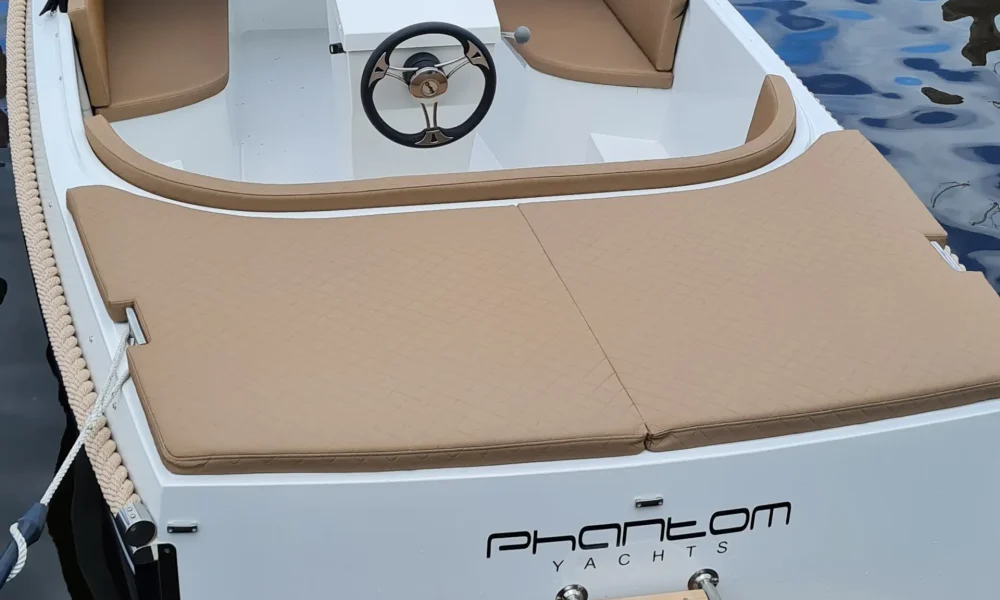 Sundeck auf dem Motorschacht der Phantom 570 Cruise mit Teak-Badeplattform
