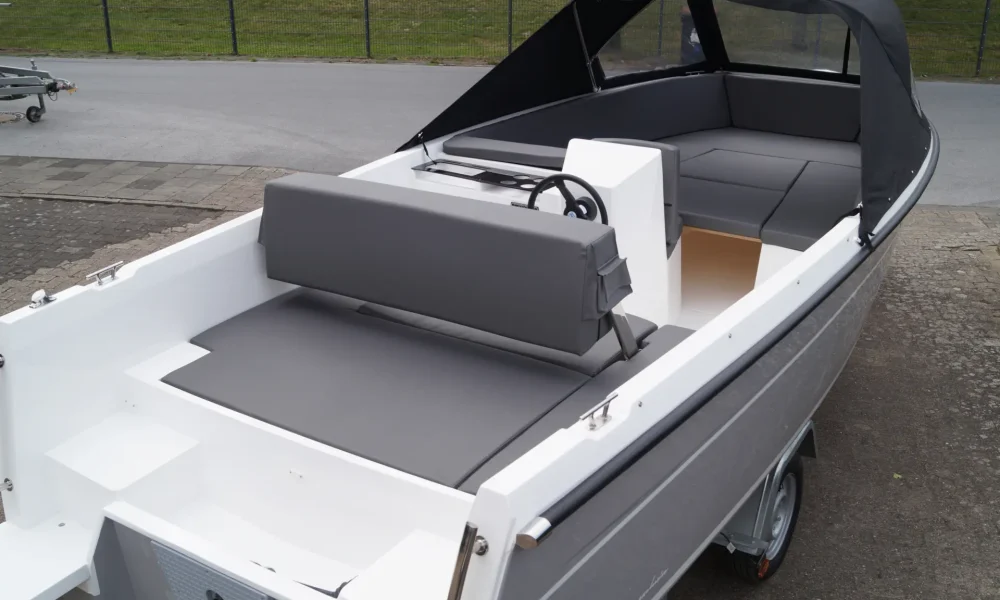 Steuerstand mit Sitz und Becherhalter auf der Phantom 570 Exclusive