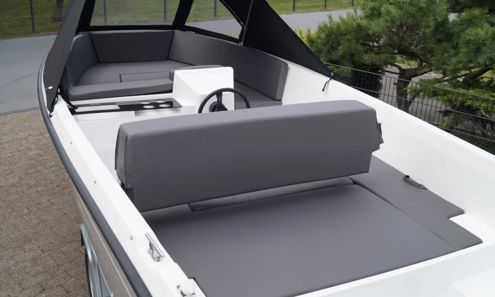 Phantom 570 Exclusive mit breiter Badeplattform und modernem Heckdesign