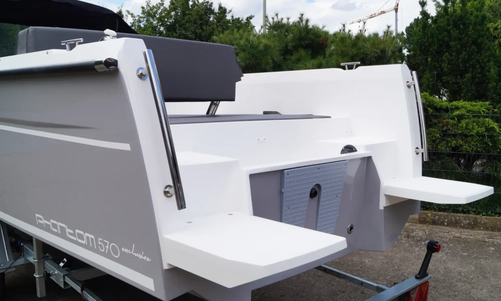 Seitliche Ansicht auf die Badeplattform und Edelstahlgriffe