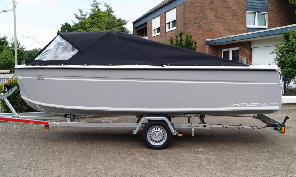 Motorboot Phantom 570 Exclusive mit geschlossenem Verdeck auf Trailer