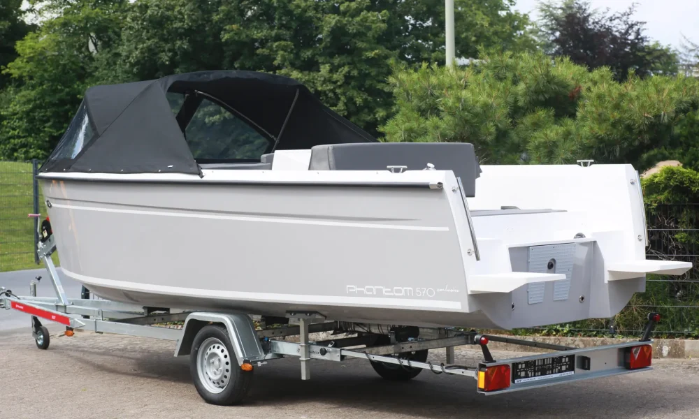 Die Phantom 570 Exclusive präsentiert sich hier mit geschlossenem Verdeck in der Heckansicht. Die klare Formsprache und das cleane Grau unterstreichen den exklusiven Charakter dieses Modells.