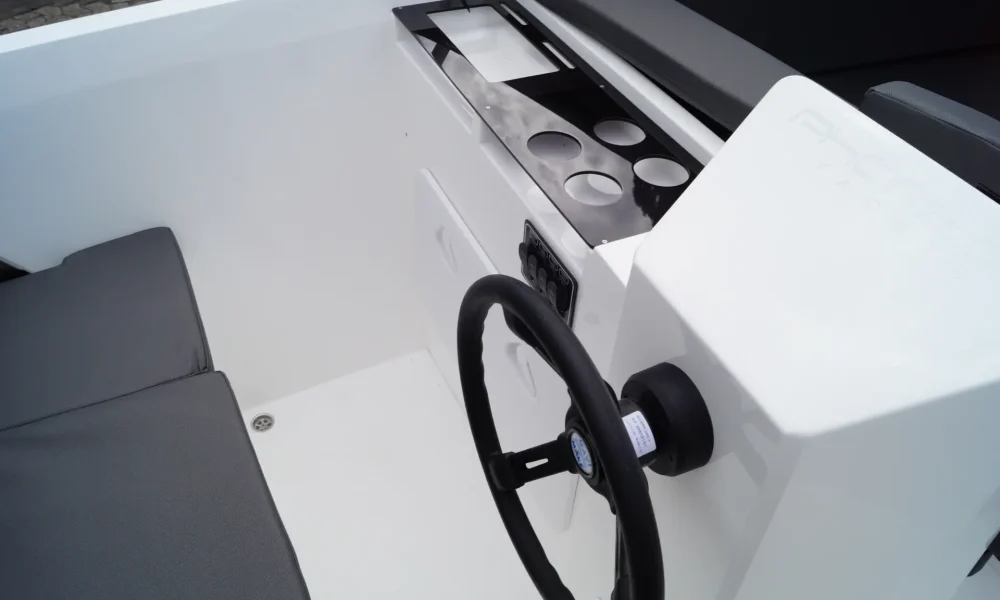 phantom-570-exclusive-motorboot-innenansicht-steuerstand